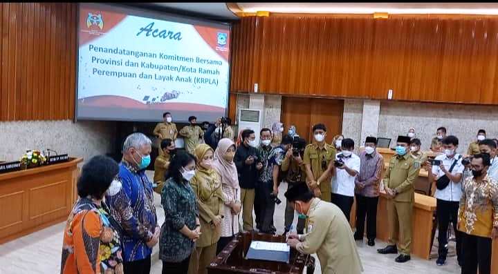 penandatangan-komitmen-bersama-kabkota-ramah-perempuan-dan-layak-anak